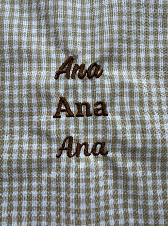 Bata Maestra Margarita para profes, foto del bordado