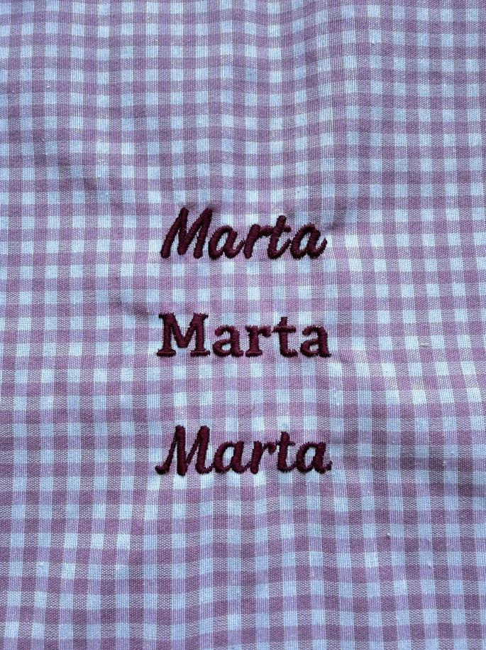 Bata Maestra Rosa para profes, foto del bordado