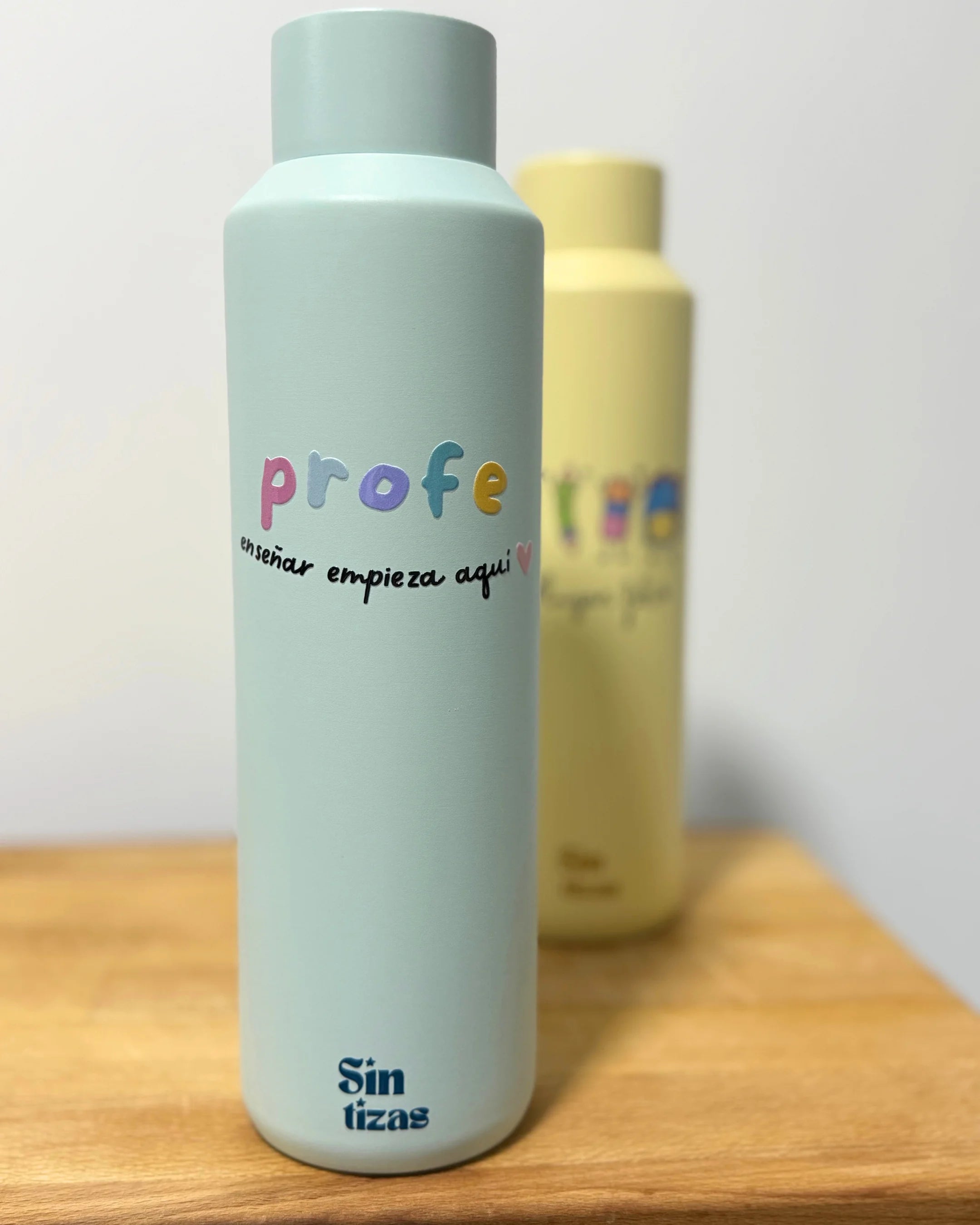 Botella con diseño personalizado para profesores.