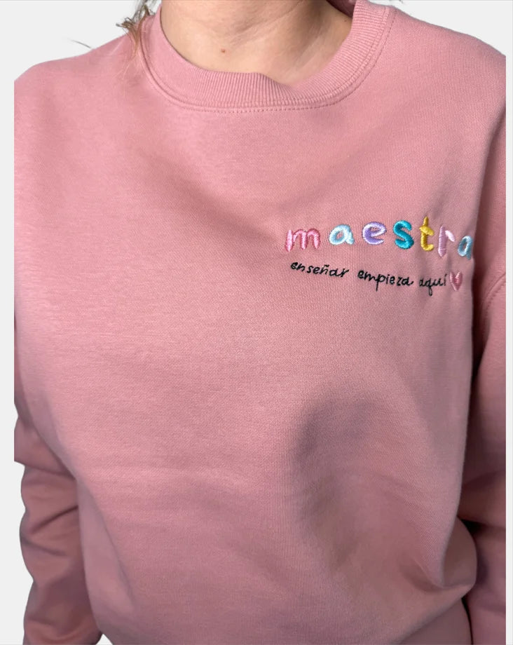 Sudadera Maestra para seños color salmón, detalle del diseño